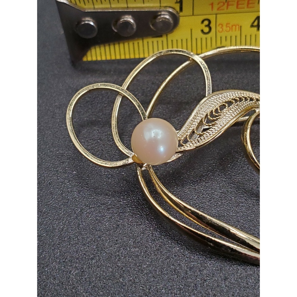 VINTAGE RETRO SWIRL GOLD TONE AND FAUX PEARL PIN